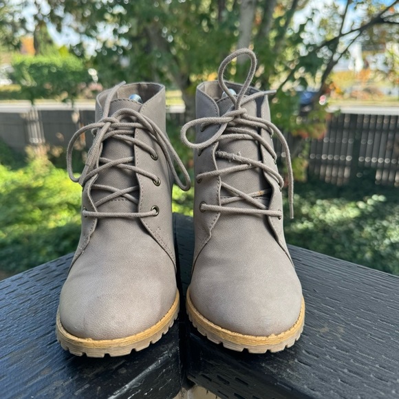 Restricted Women’s Gray Taupe Lace Up Heeled Booties‎ Size 6.5 - Picture 2 of 10